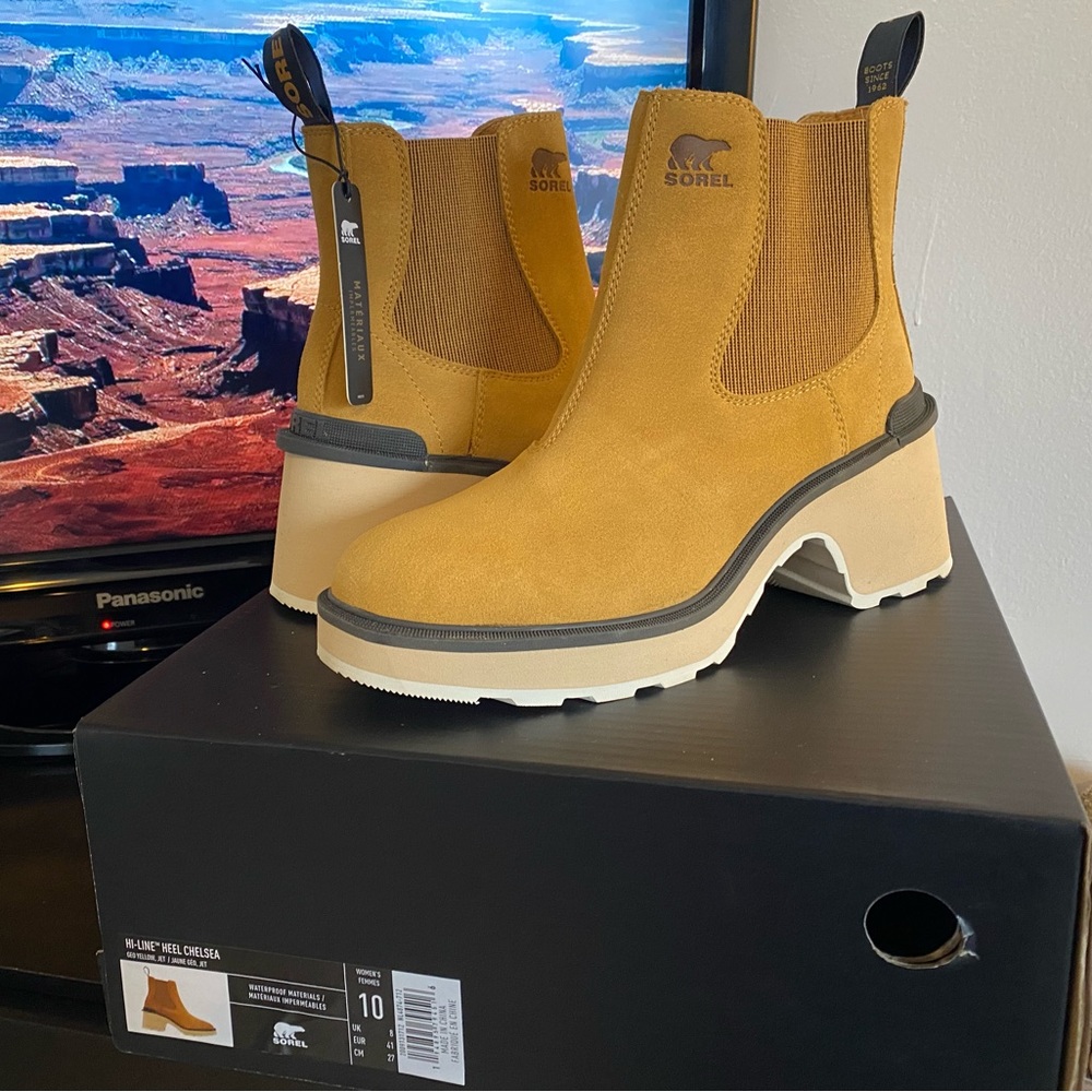 Sorel Hi-Line Waterproof Chelsea Boot (Women) Size 10 Color Geo Yellow / Jet